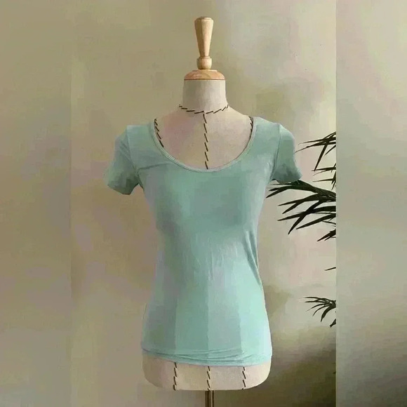 Uniqlo Mint Smooth T-Shirt with Built-In Bra - Size XS - Picture 4 of 6